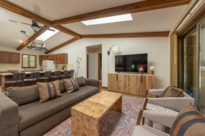 Getaway on the Green - New Vacation Rental - On Clearbrook Golf Course - Pet Friendly